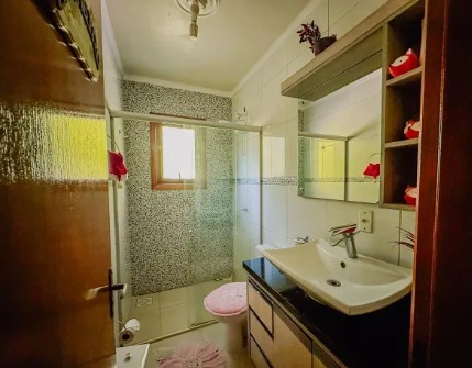 f2383e1e-6f64-4719-a24d-c7d9f289af8e Chácara completa à venda em Dois Irmãos — natureza, conforto e uma vista privilegiada!
