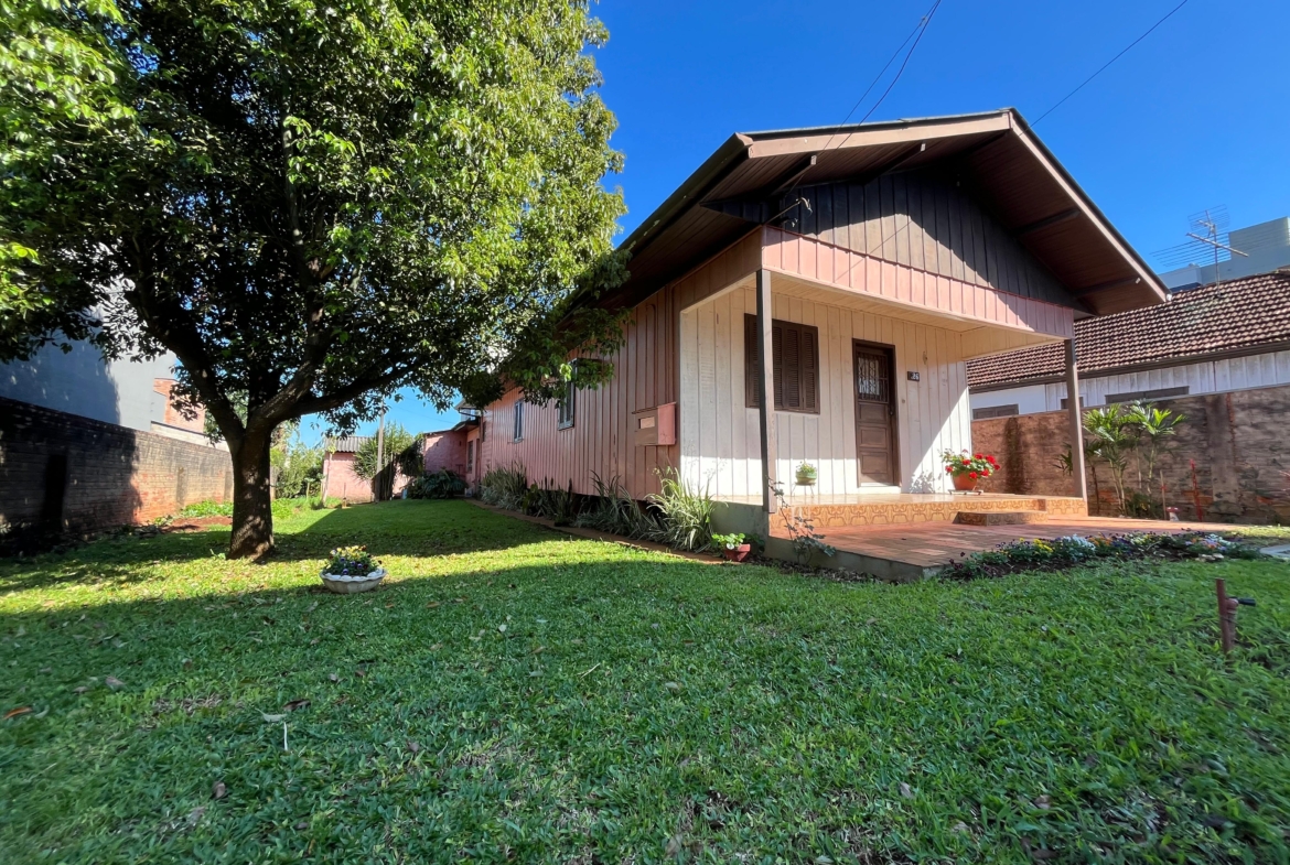 Terreno com casa mista à venda no Centro de Dois Irmãos/RS