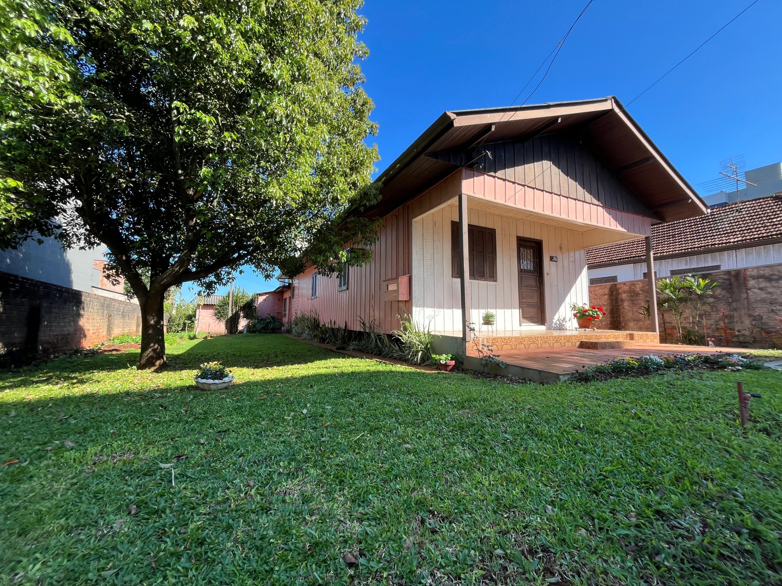 Terreno com casa mista à venda no Centro de Dois Irmãos/RS