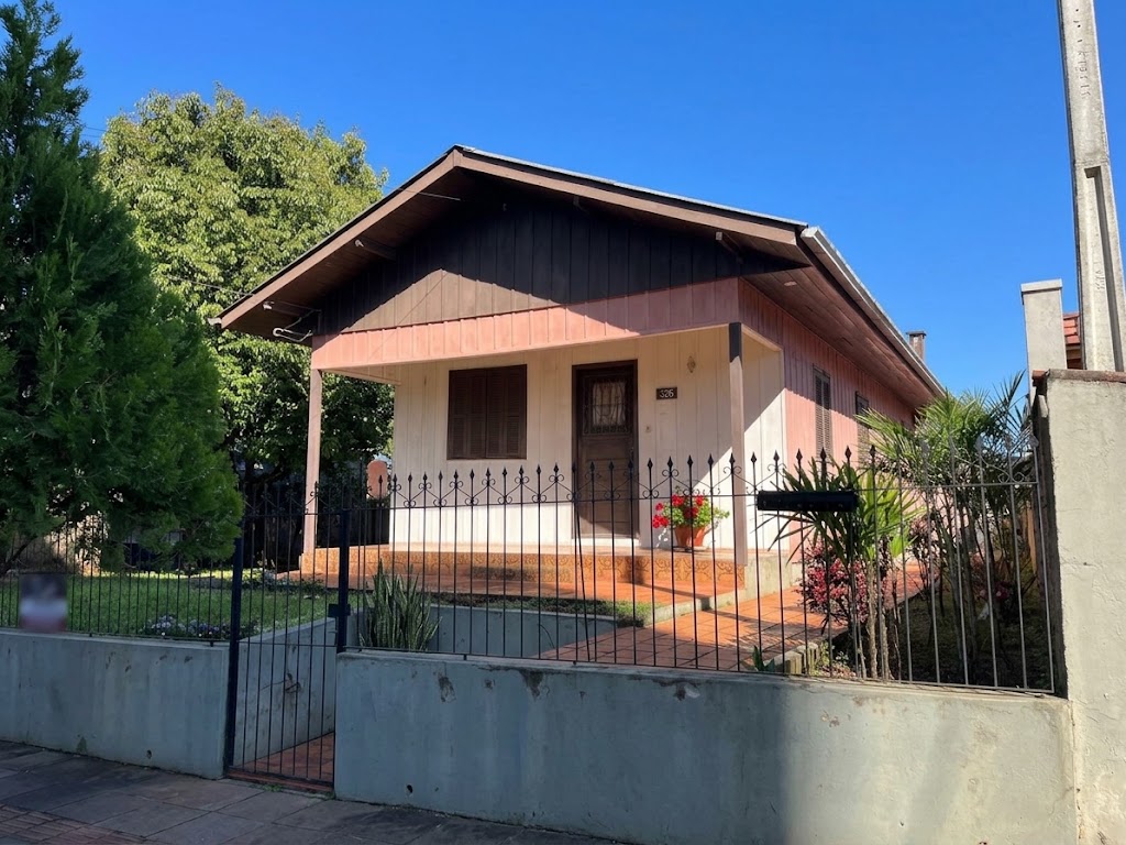 Terreno com casa mista à venda no Centro de Dois Irmãos/RS