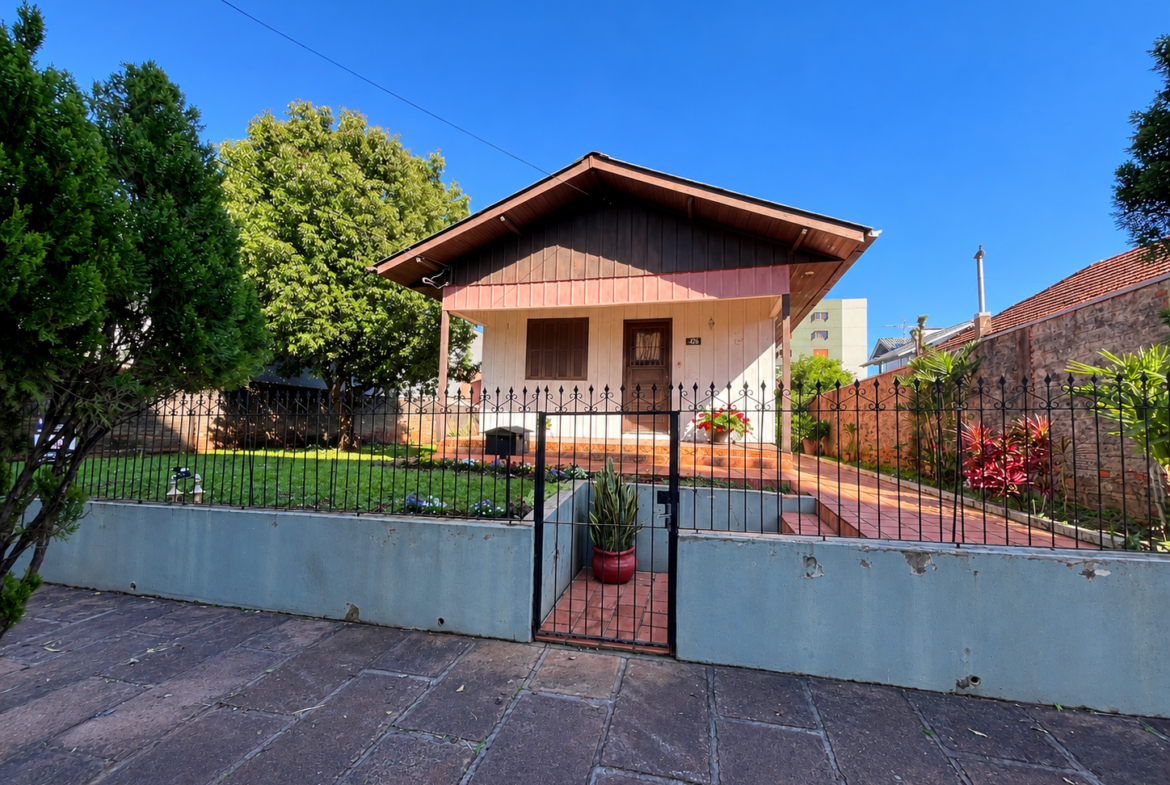 Terreno com casa mista à venda no Centro de Dois Irmãos/RS