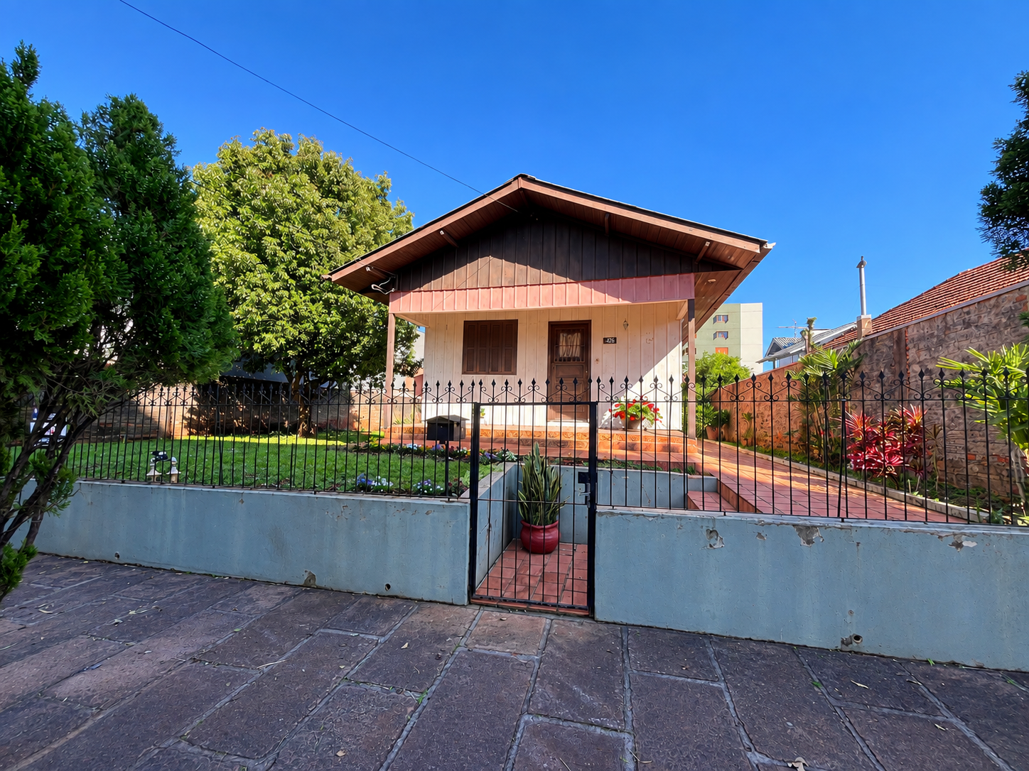 Terreno com casa mista à venda no Centro de Dois Irmãos/RS