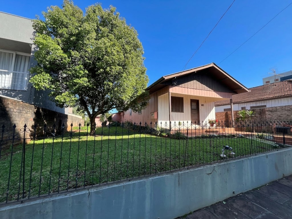 Terreno com casa mista à venda no Centro de Dois Irmãos/RS